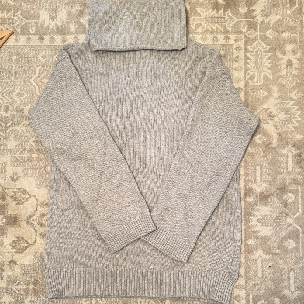 Elegant Gray Women's Crew Neck Sweater